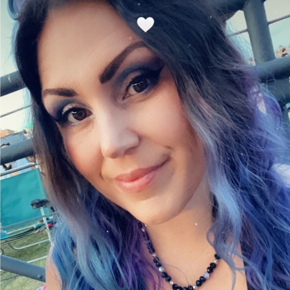 Meet your Posher, Becca - Picture 1 of 3